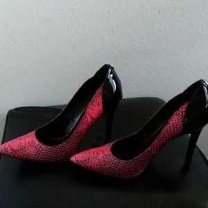 Womens size 8 G by Guess pink and black pump